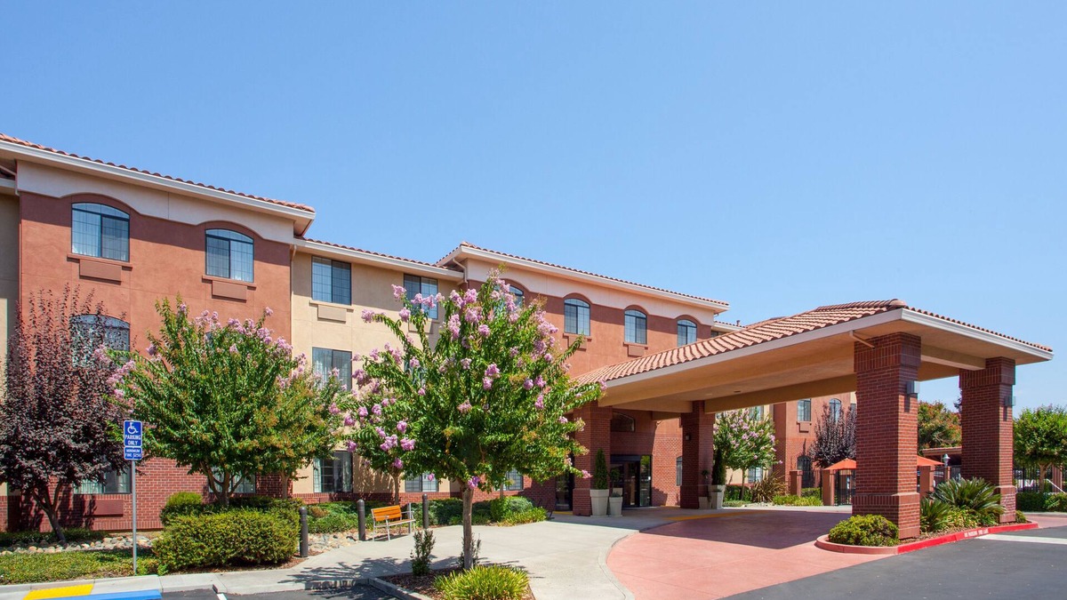 Davis Hotel | Holiday Inn Express & Suites Davis - University Area by IHG