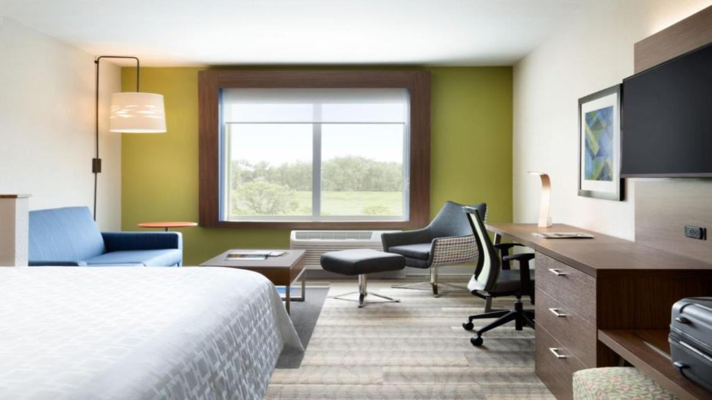 Canton Hotel | Holiday Inn Express & Suites - Canton by IHG