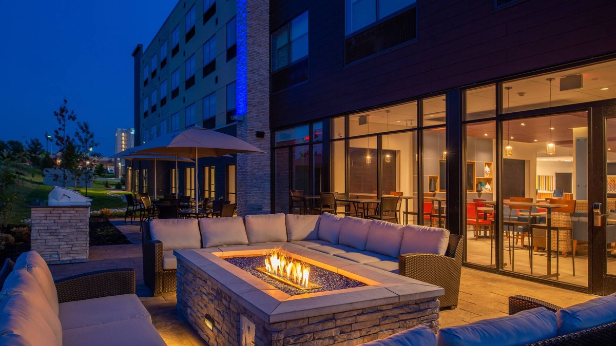 Olathe Hotel | Holiday Inn Express & Suites Olathe West by IHG