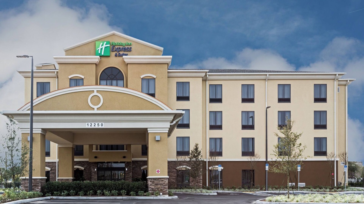 Orlando Hotel | Holiday Inn Express & Suites Orlando East - UCF Area by IHG