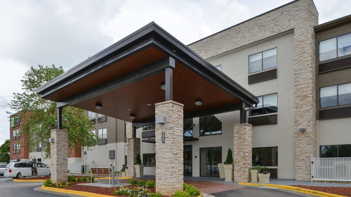 Southeast Raleigh Hotel | Holiday Inn Express & Suites Raleigh NE - Medical Ctr Area by IHG