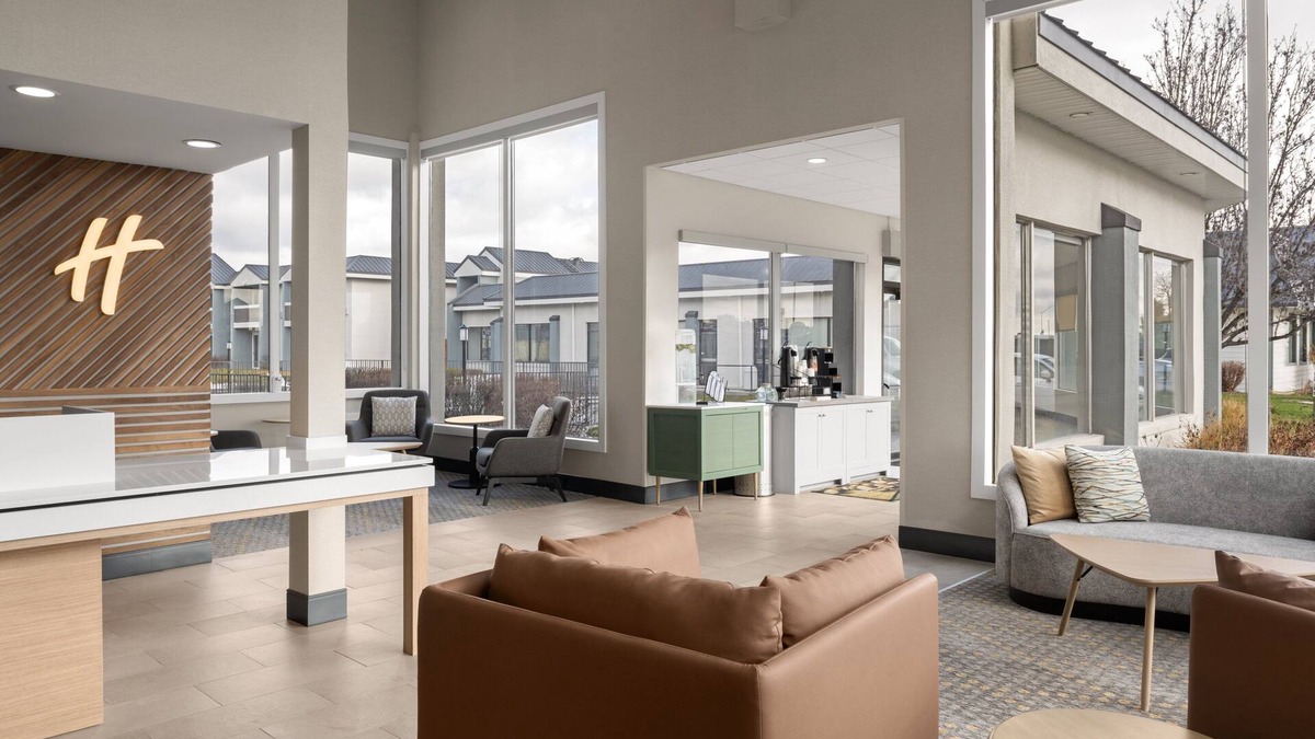 Ontario Hotel | Holiday Inn Ontario by IHG