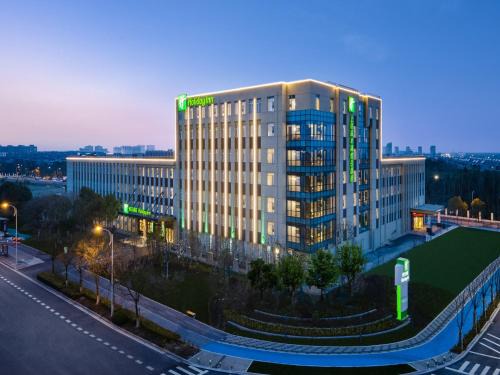 Pudong Hotel | Holiday Inn Shanghai Dishui Lake by IHG