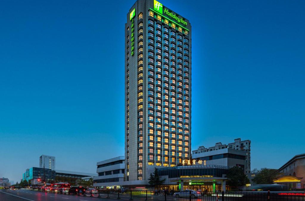 Xuhui Hotel | Holiday Inn Shanghai Huaxia by IHG - overlooking city scenery at Sky View Restaurant