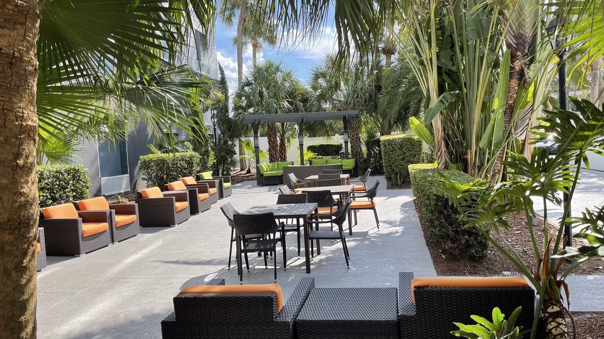 Florida Center Hotel | Holiday Inn & Suites Across From Universal Orlando by IHG