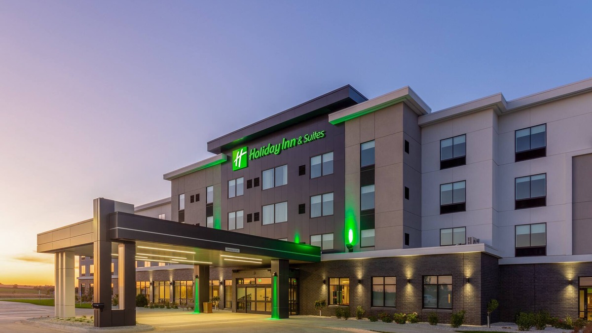 Cedar Falls Hotel | Holiday Inn & Suites Cedar Falls - Waterloo Event Ctr by IHG