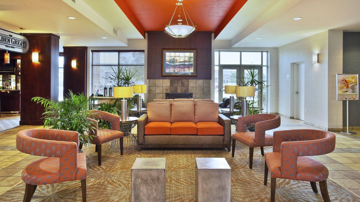 Ashwaubenon Hotel | Holiday Inn & Suites Green Bay Stadium by IHG