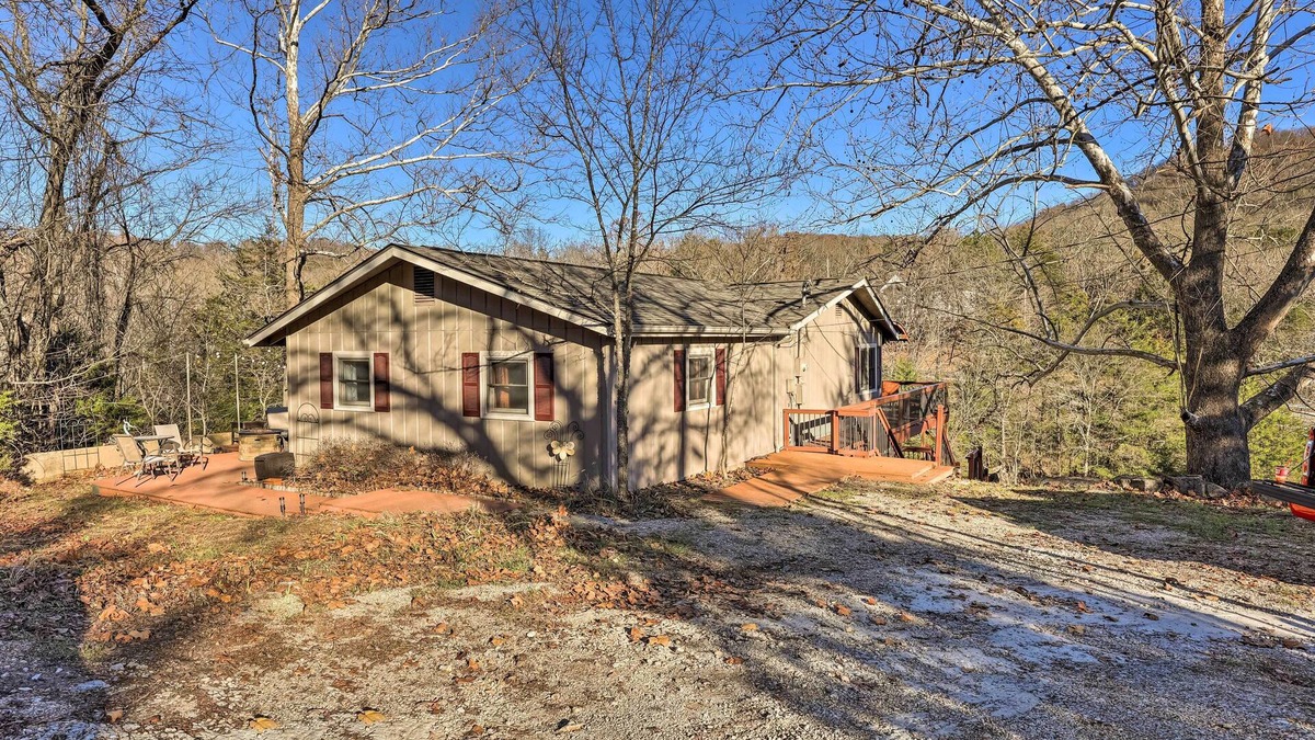 Eureka Springs Cottage | Holiday Island Home: Hot Tub & Wood Stove!