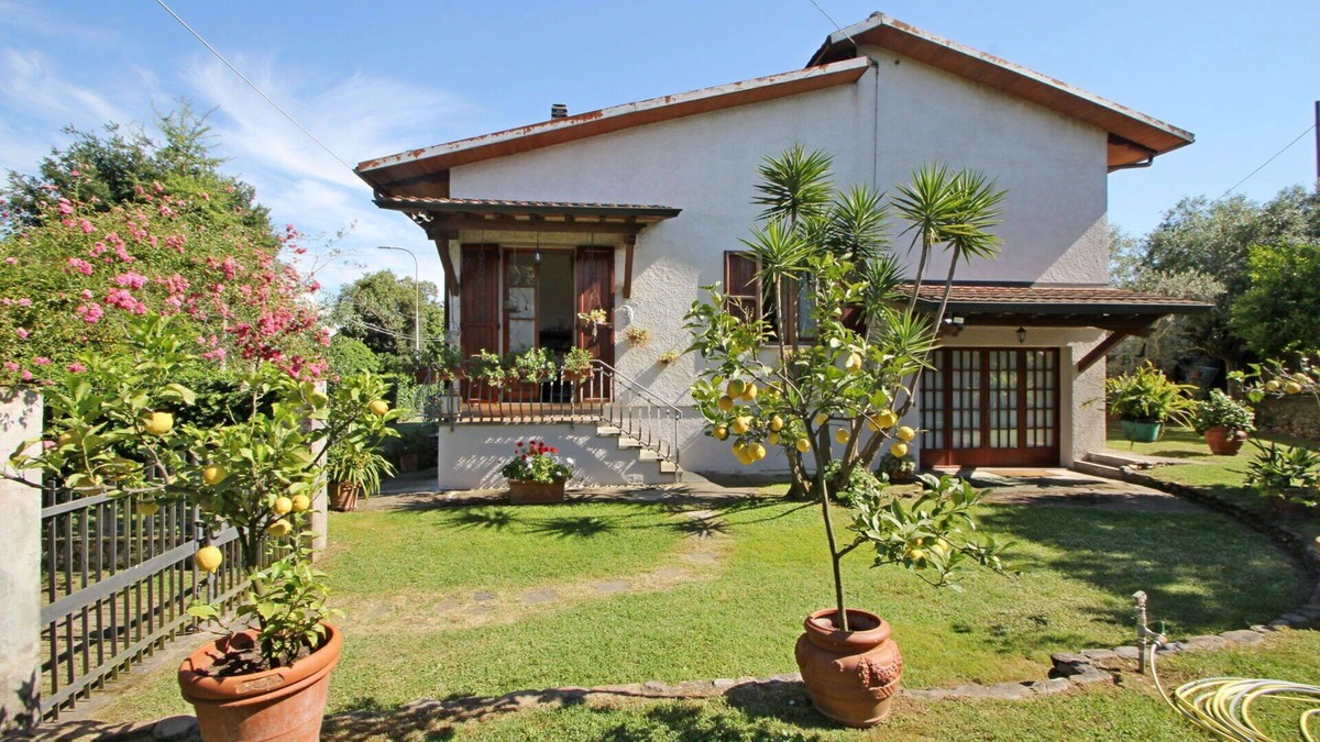 Montignoso House | Holiday Home in Capanne-prato-cinquale with 2 bedrooms sleeps 5