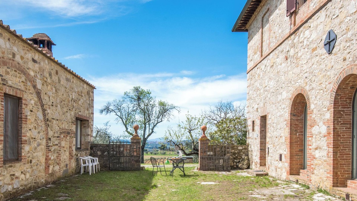 Ponte di Gabbiano Apartment | Holiday Home 'Casale' with Shared Pool, Shared Garden and Wi-Fi