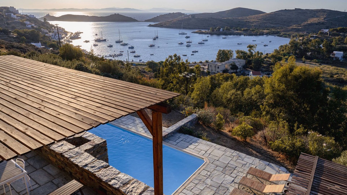Vourkari Villa | ☀️Holiday & nomad house great 🌊🌅 view sleeps 8 w/fireplace & pool Kea Cyclades