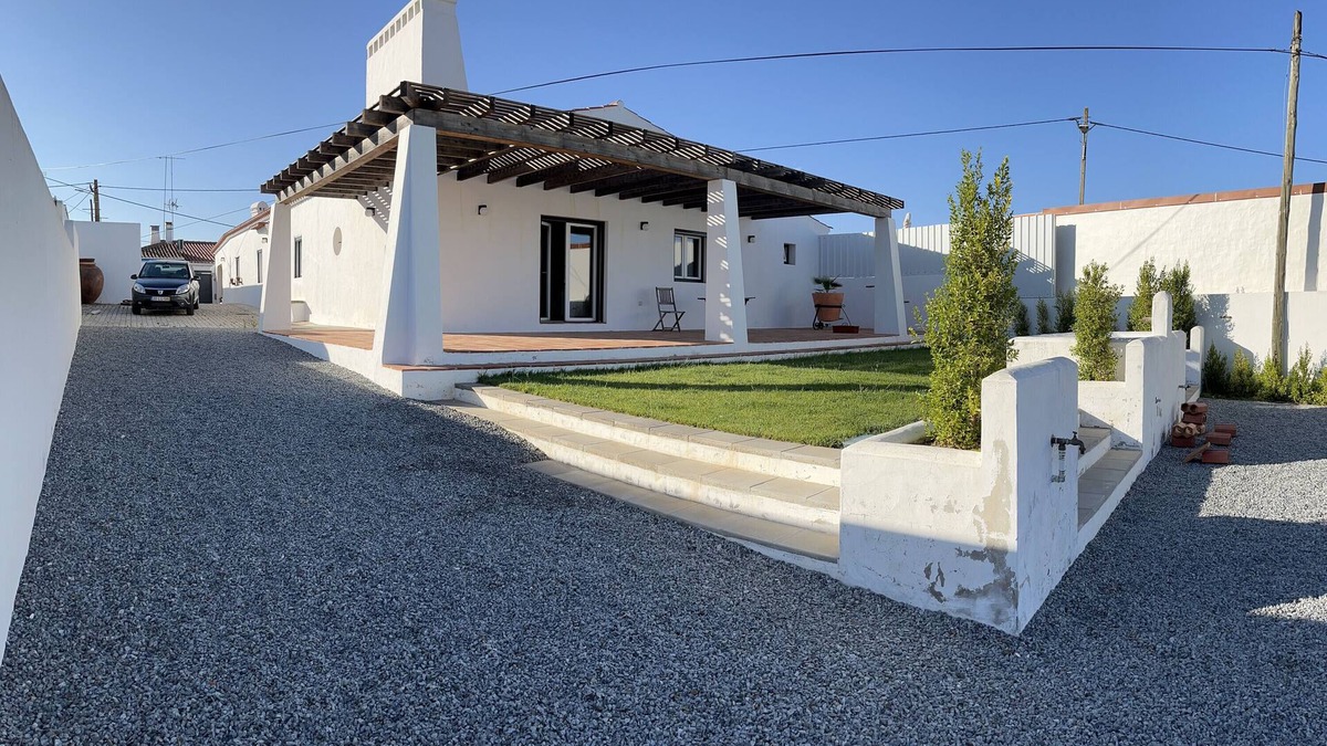 Sao Pedro do Corval House | Holiday Home 'Casa Das Chaminés' with Private Terrace, Private Garden and Wi-Fi