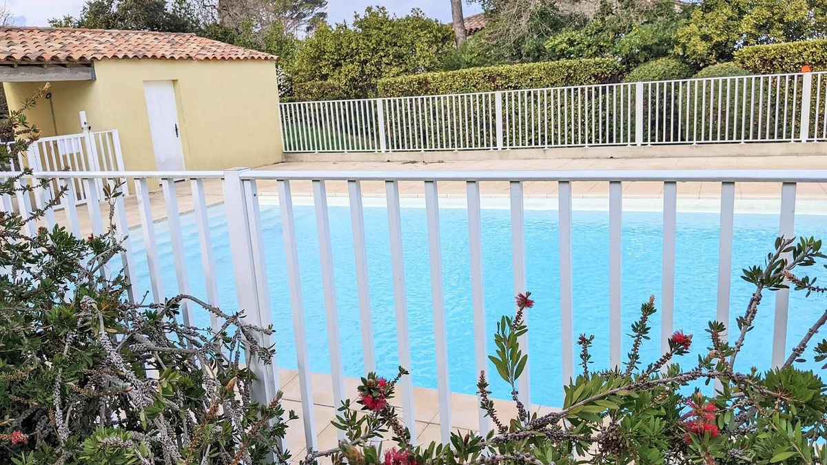 Le Brusc Apartment | Holiday rentals in Six-fours with swimming pool and private parking and 800m from the beach