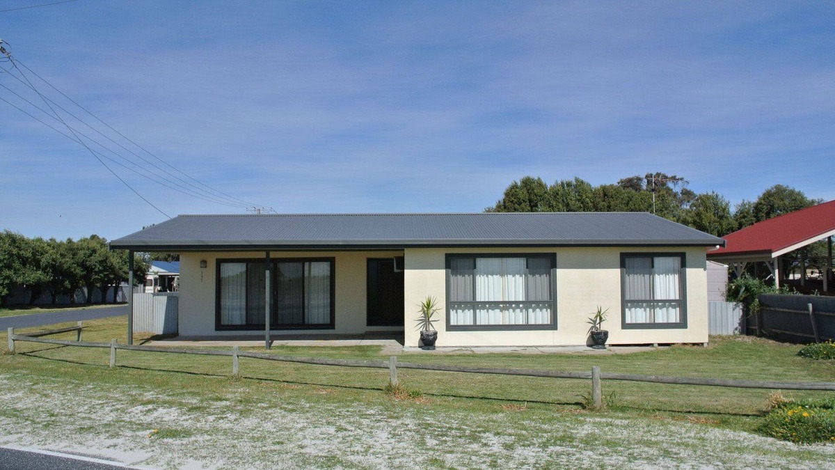 Lacepede House | Holiday Rental - 137 Marine Parade, Kingston SE