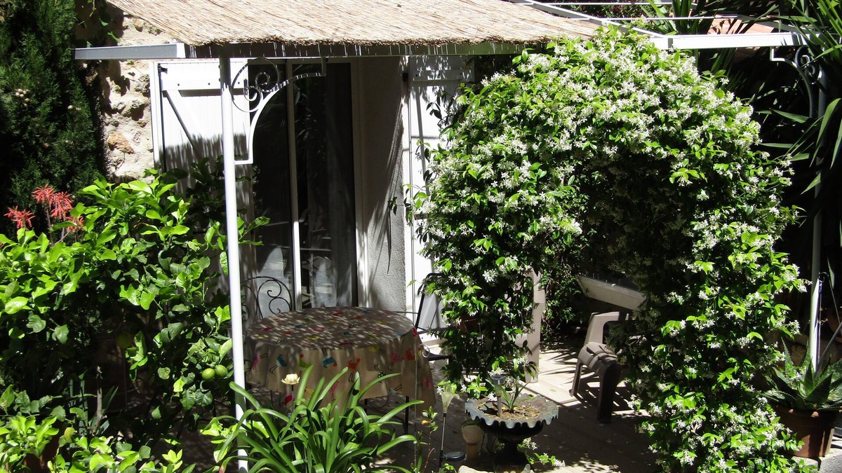 Meze Apartment | Holiday rental in private garden on the port