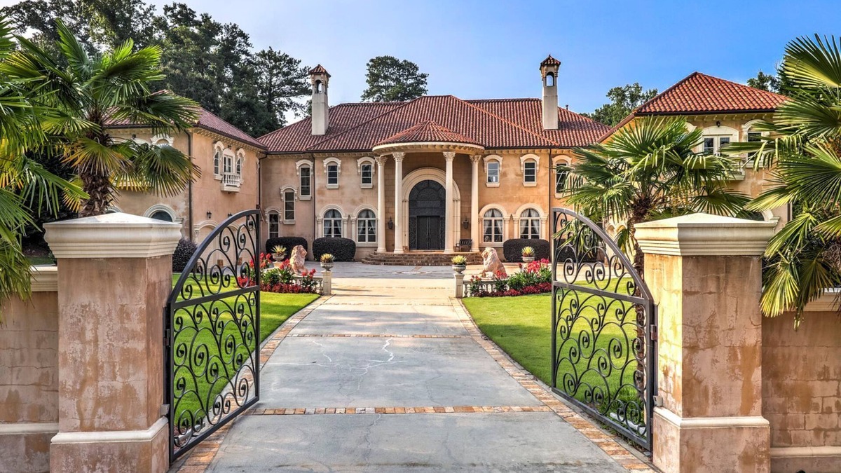 Sandy Springs House | Holiday Vacation Mansion + Hot Tub near DT Atlanta