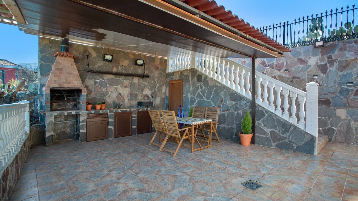 La Solana Villa | Holiday Villa 'Eden El Castillejo' with Mountain Views, Wi-Fi & Air Conditioning