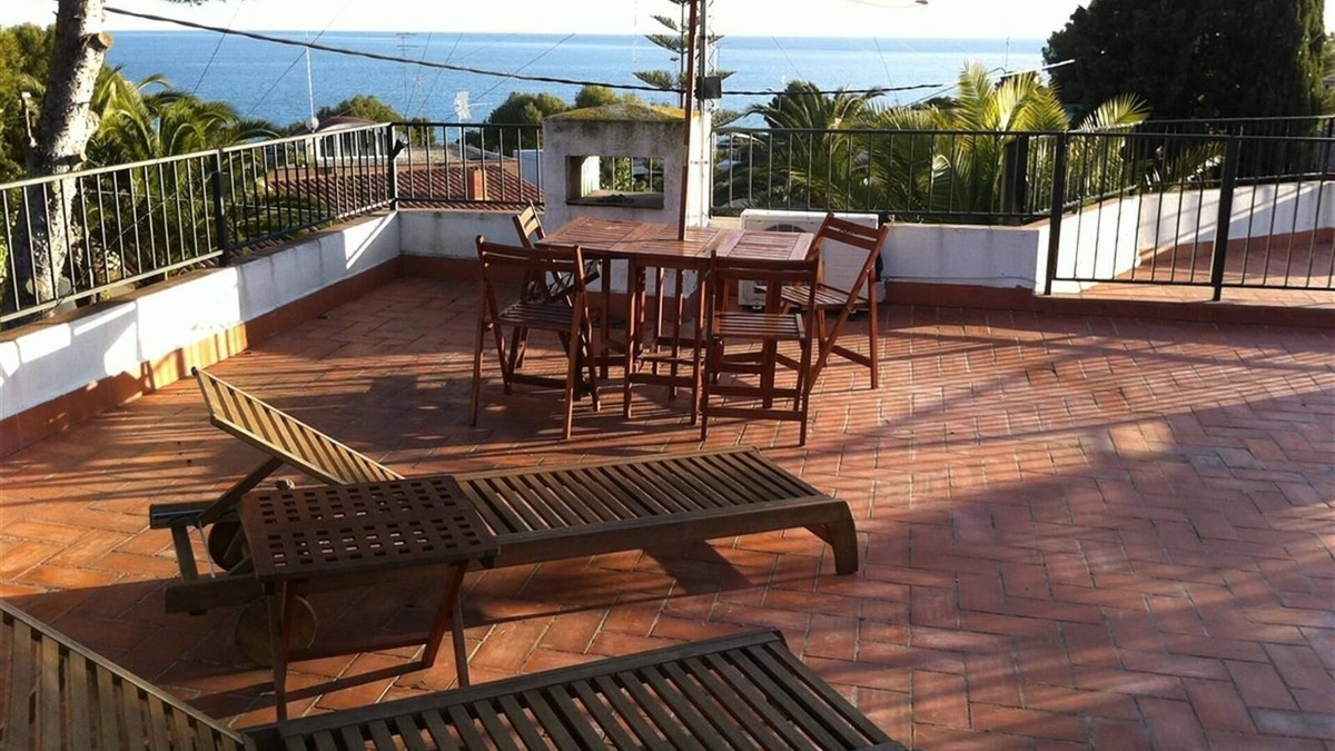 Tarragona Villa | Holiday Villa in Tarragona with Open Terrace, Garden & Wi-Fi