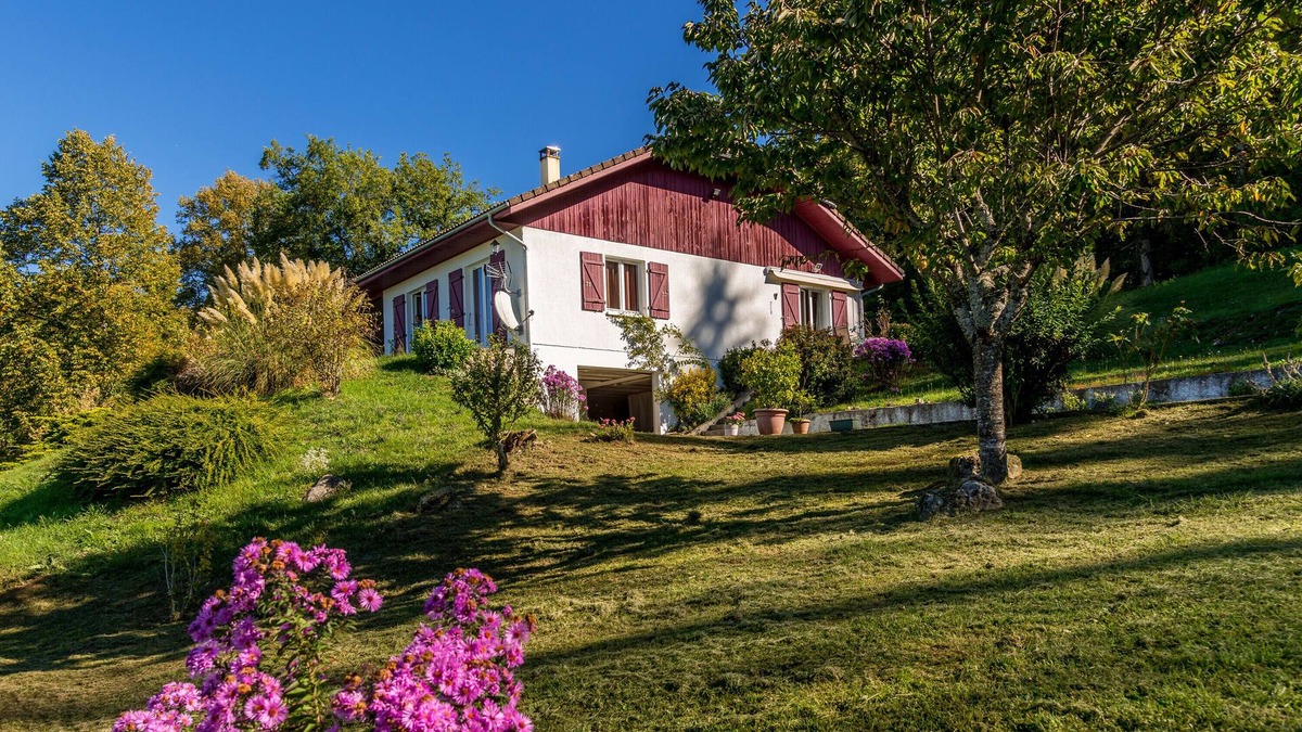Verthemex Villa | Holiday Villa "Maison dans un parc de verdure" with Mountain View, Wi-Fi & Terrace