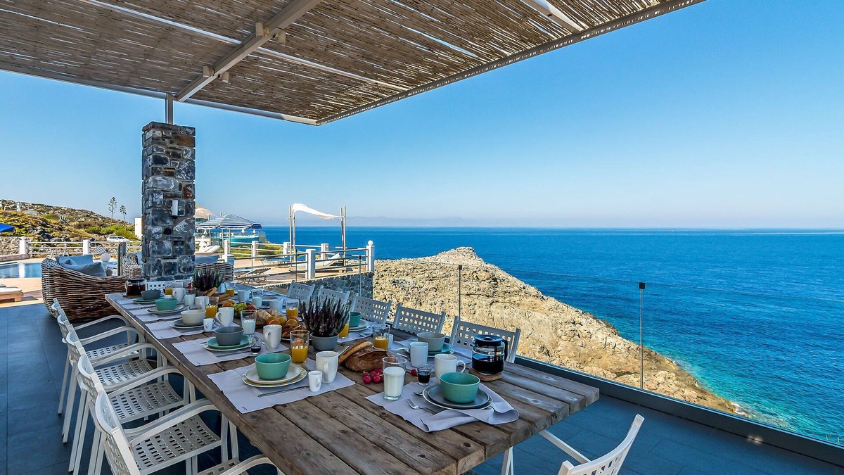 Stavros Villa | Holiday villa Penelope, on the edge of the sea