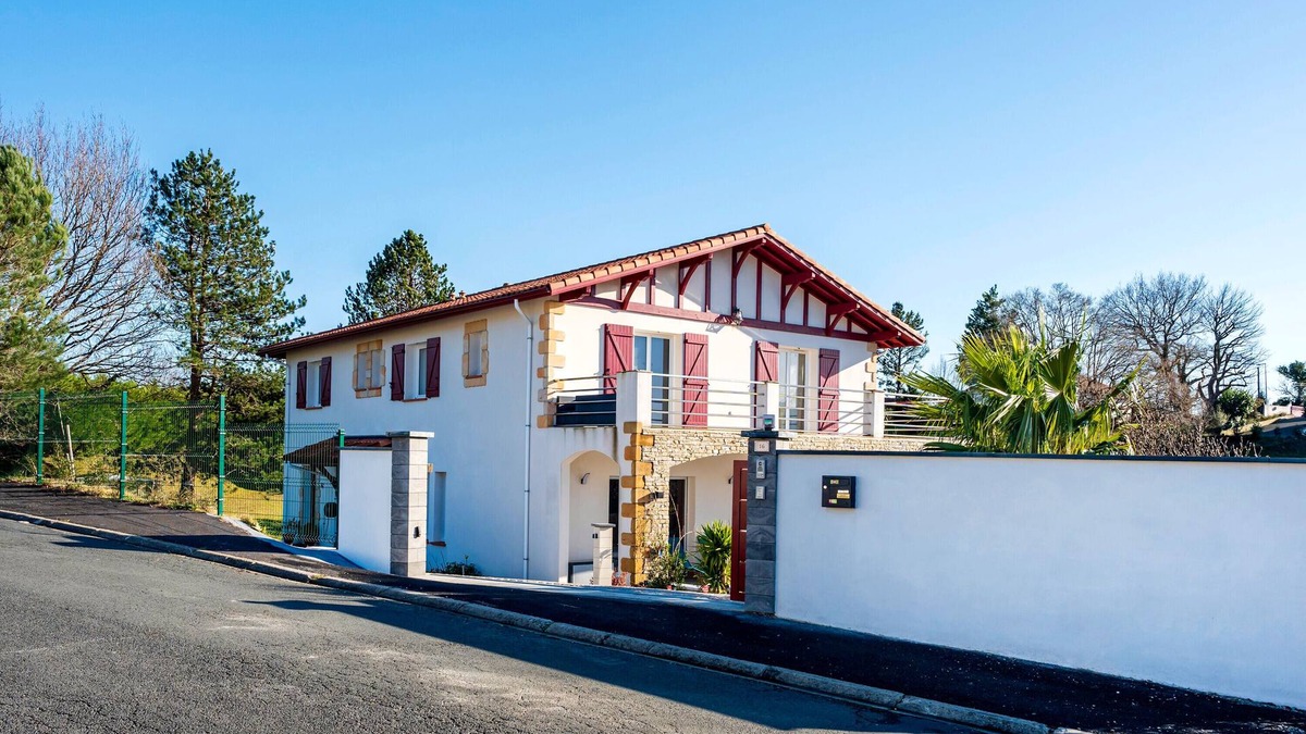Saint-Pee-sur-Nivelle Apartment | Holidays at the Lake in a Duplex 3 with Mountain View, Private Garden and Balcony