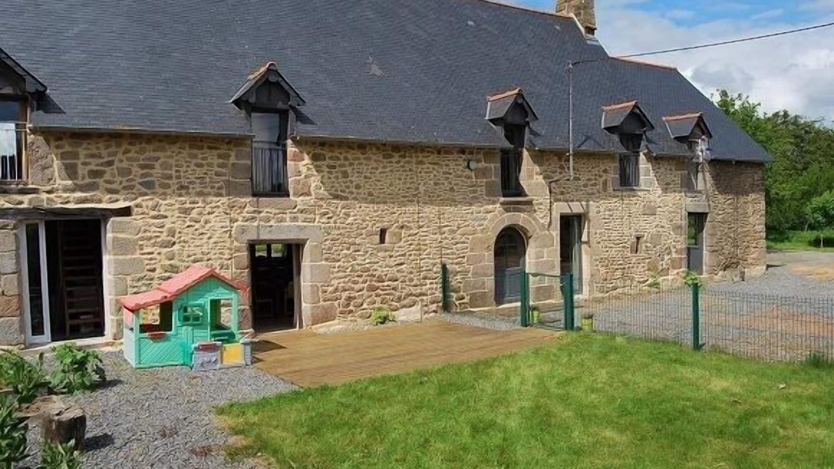 Noyal-Sous-Bazouges House | Holidays in the countryside in beautiful renovated longhouse