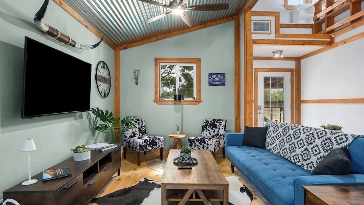 Fredericksburg House | Hollmig Trio - Sleeps 18, Cowboy Pool & 3 Hot Tubs