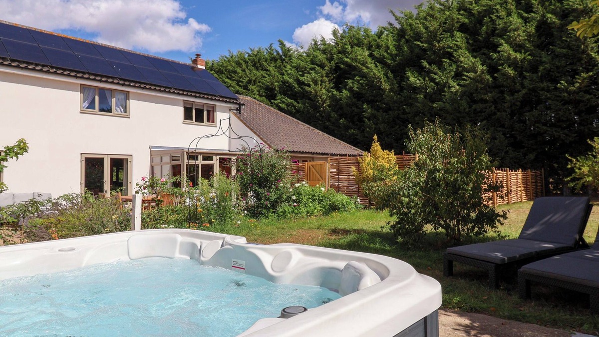 Colchester Cottage | HOLLY FARM AND ANNEXE, pet friendly, with hot tub in Brantham