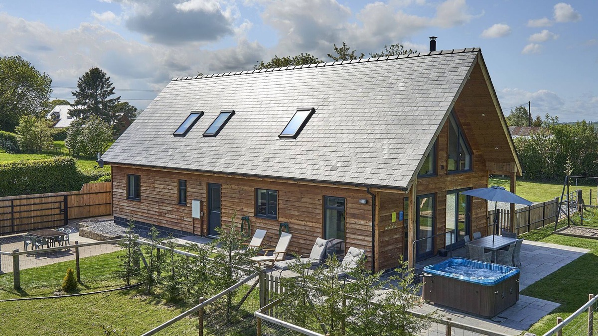 Kingswood Cottage | HOLLY LODGE, pet friendly, luxury holiday cottage in Montgomery