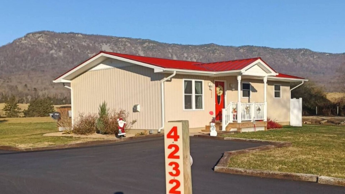 Luray Cottage | Holly Tree Retreat Located In Beautiful Luray, VA