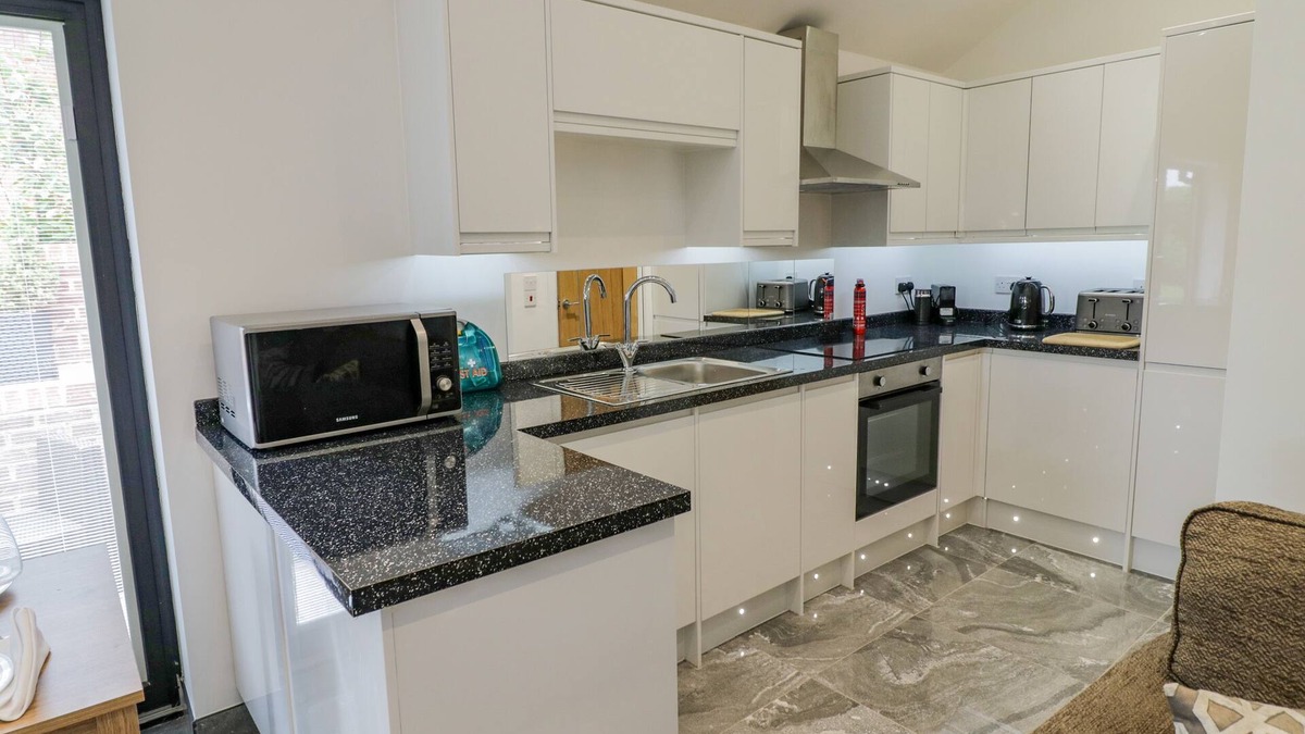 Lichfield Cottage | HOLLYWELL COTTAGE, pet friendly, with a garden in Lichfield