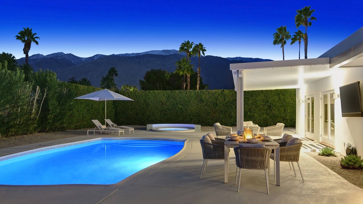 Palm Springs House | Hollywood Palms Estate- Ultra-Luxe, Pool, Spa, Firepit, Outdoor Kitchen & More