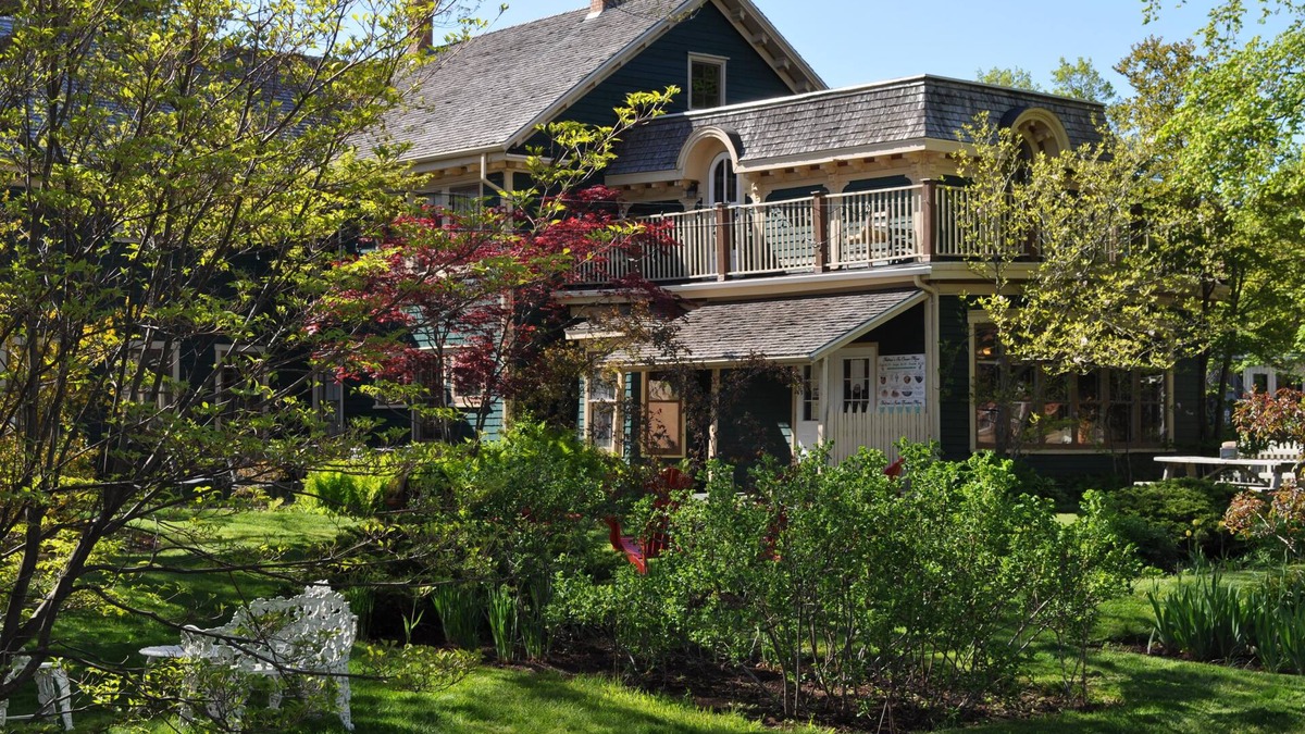 Summerside Hotel | Holman's Heritage Suites