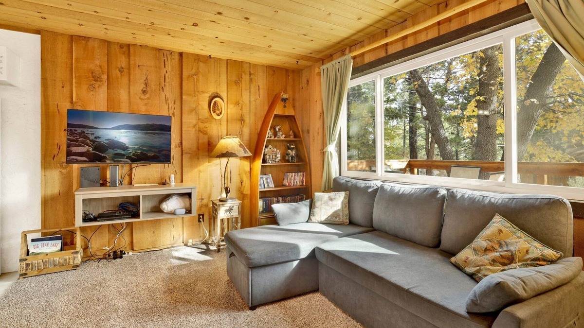 Sugarloaf Cabin | Holmes Away from Home - Cozy Big Bear Retreat