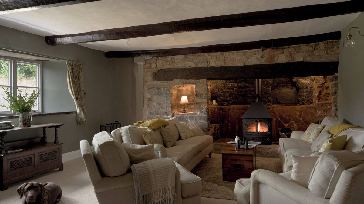 Bampton Cottage | HOLWELL FARMHOUSE, pet friendly, with hot tub in Bampton, Devon