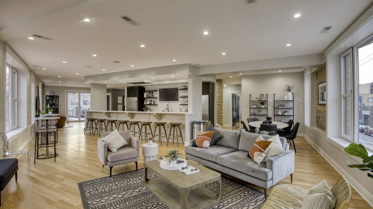 Wrigleyville Apartment | "Holy Cow"! 4bed 4bath Duplex Penthouse w/ 3,000 sqft Private Roof-Deck!