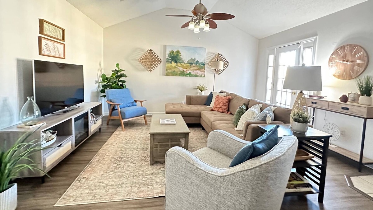 Valdosta House | Holy Cow! Sleeps 10-Central Location-4 Bedrooms-2-Smart TVs-Grill & Pet Friendly