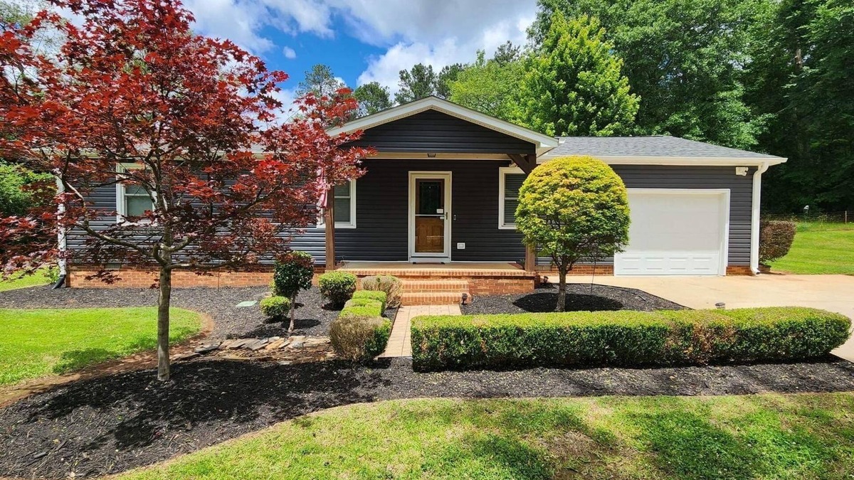 Pelzer House | Home away from home in a quiet rural setting!
