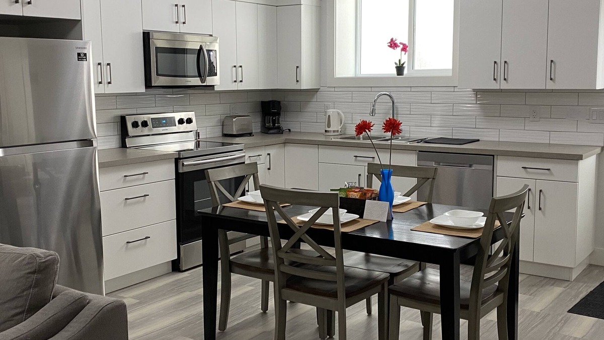 Kamloops House | Home away from home in a new upscale & highly desirable neighbourhood!