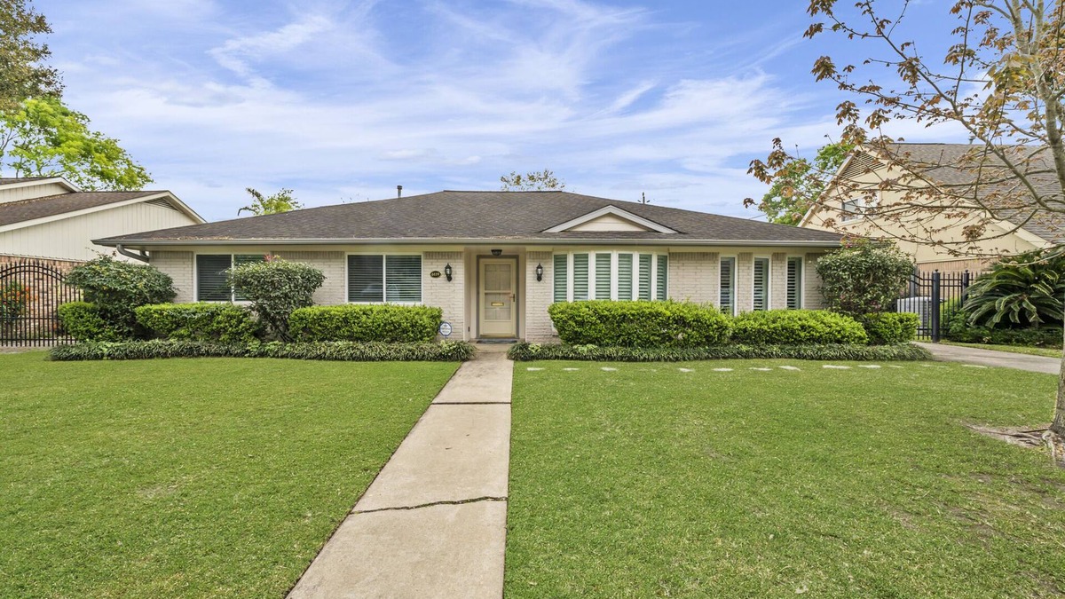 Houston House | Home Away From Home, Med Center, Sports, Shopping