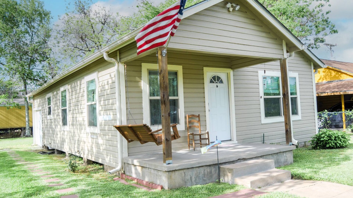 Bay City House | Home Away from Home.relax in our clean, comfy 2 BR, 1 bath house in Bay City