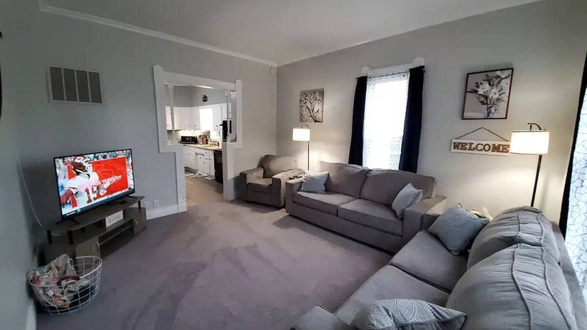Warrensburg House | Home Away From Homenn
