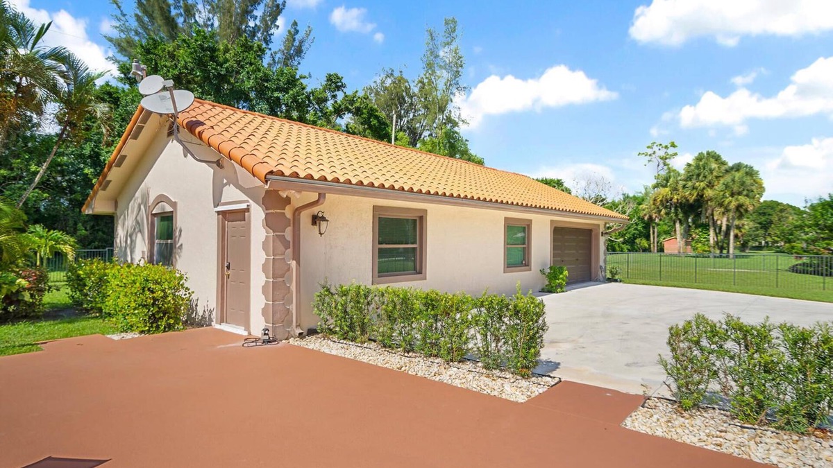 Wellington House | Home Away from Home Dainty and Quaint cottage with pool on one acre lot