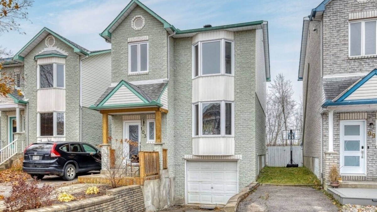 Gatineau House | Home away from home with a pool in Gatineau