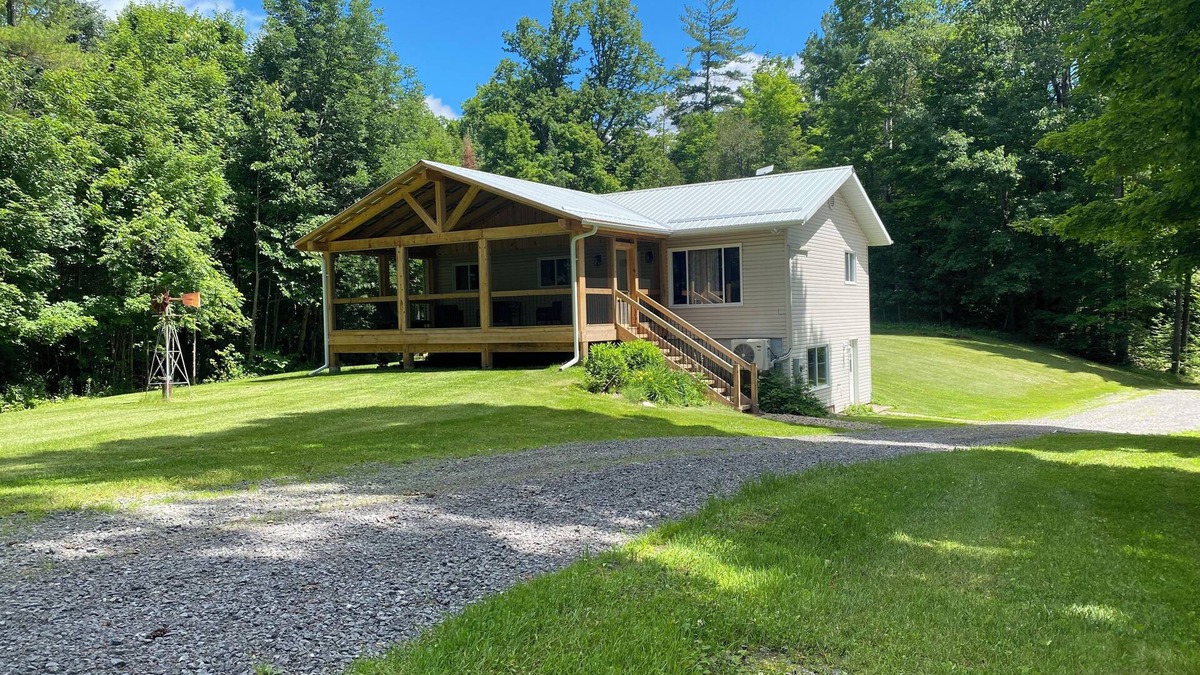 Lanark Highlands House | Home/Cottage near Calabogie with 40 acres. 5 min from White Lake boat launch.