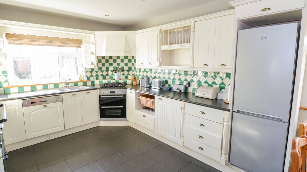 Crosswell Cottage | HOME FARM RETREAT, family friendly in Williamstown, County Galway