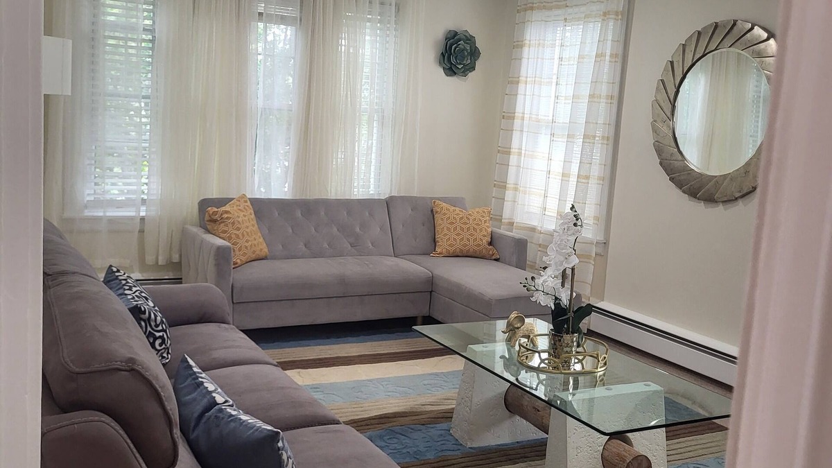 Mount Pleasant Apartment | Home feel 3bdroom 2nd Floor apartment