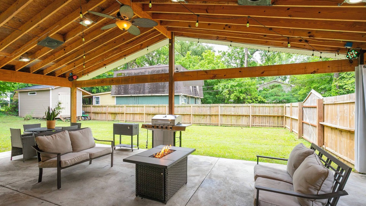 Antioch House | Home for 10 close to BNA & DOWNTOWN Nashville KING bed FENCED Patio BAR & Yard