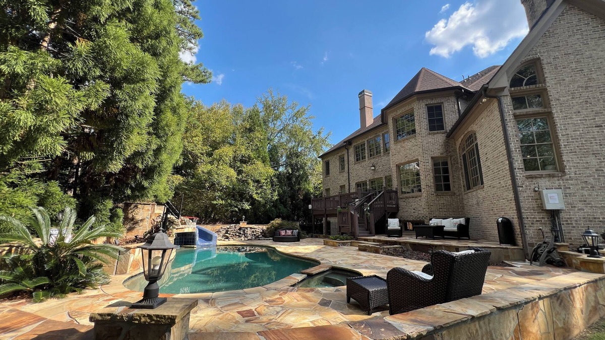 Atlanta House | Home in Atlanta -Heated Pool,Elevator,Movie theater,Gym -15 min from Downtown