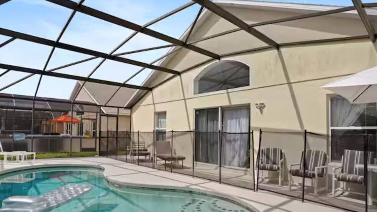 Woodridge House | Home in Clermont| King-sized bed